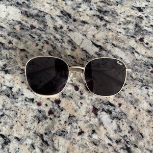 Quay Australia Jezabell Sunglassess w/ case